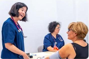 Atención cercana con una paciente